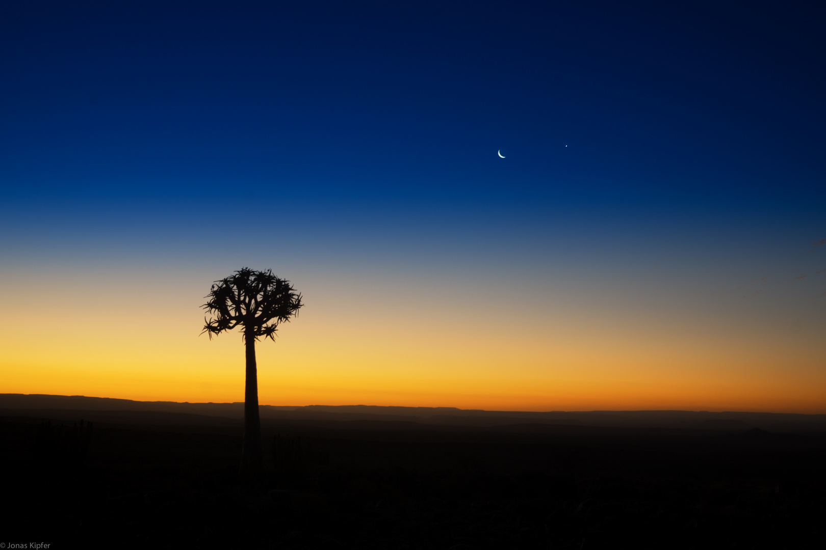 Venus und Mond in der Wüste