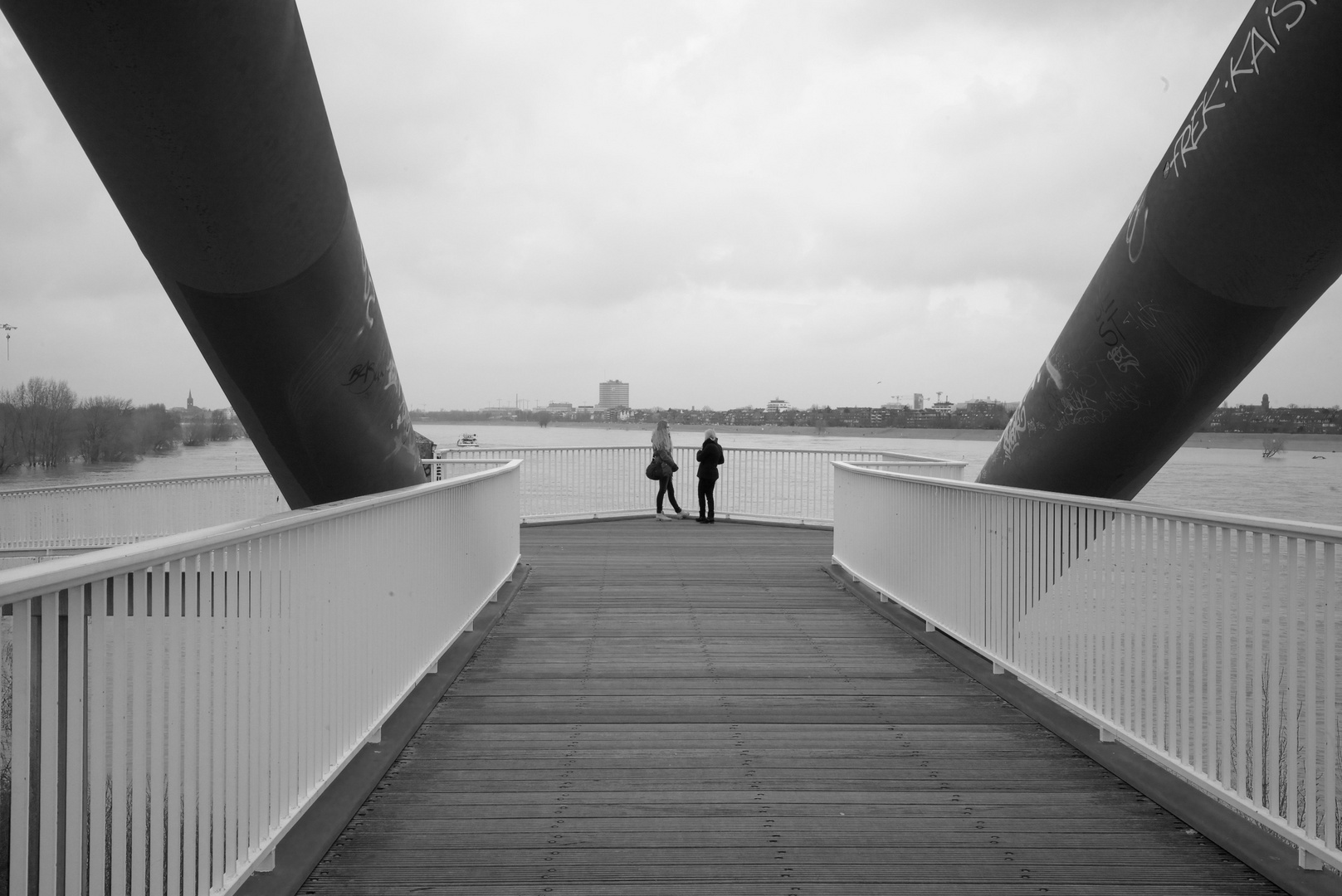 Verabredung auf der Hafenbrücke Düsseldorf.