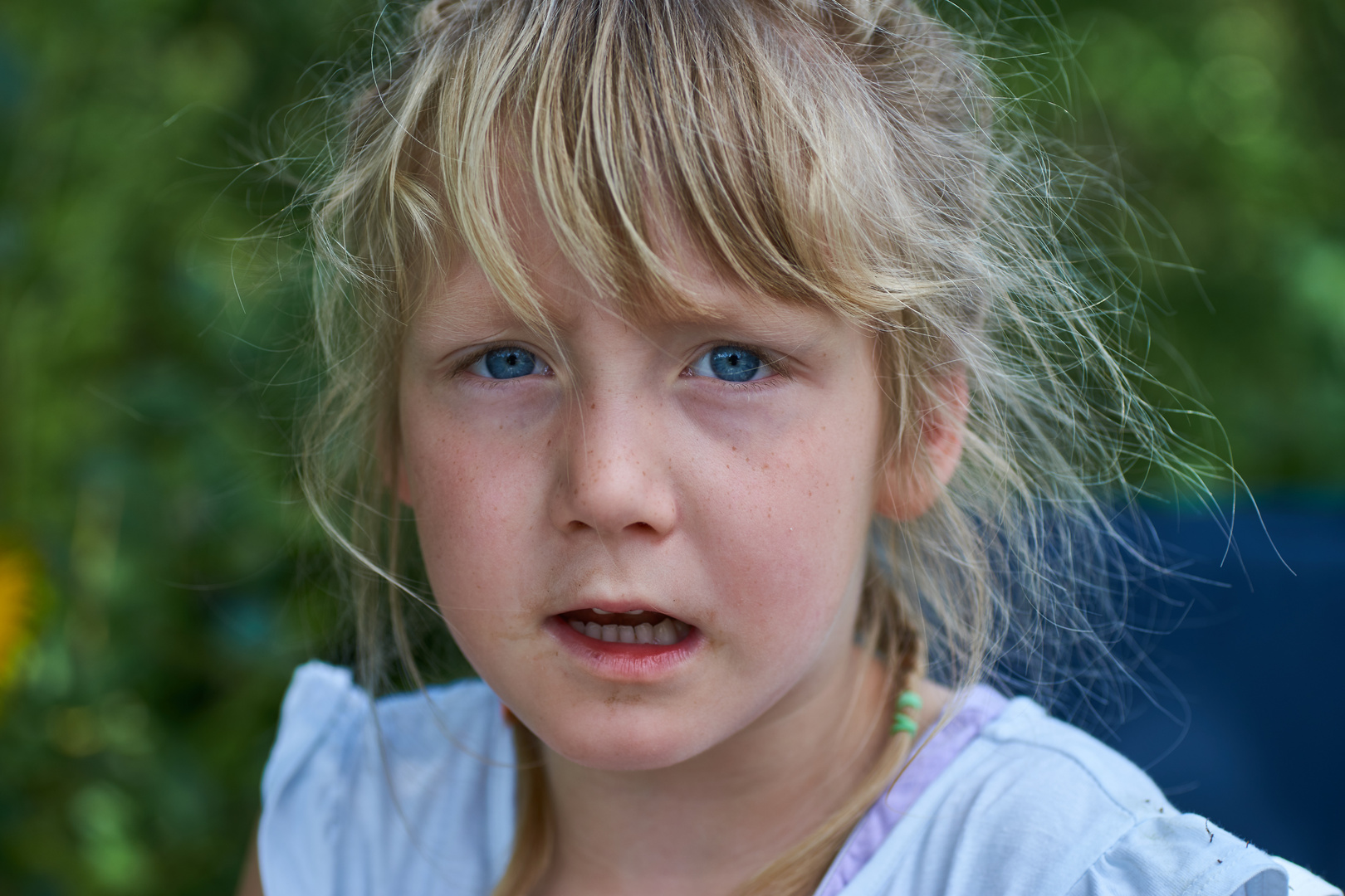 verärgerte blaue Augen, angry blue eyes