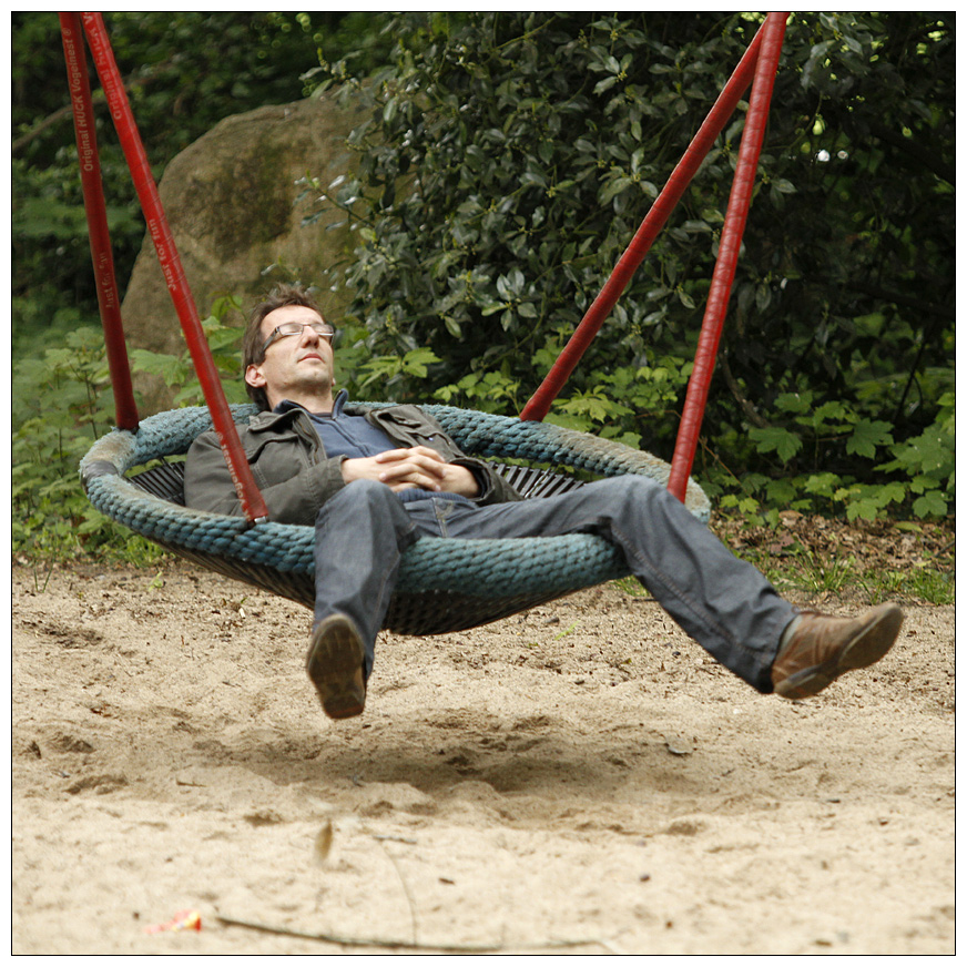 Verantwortungsvoll beaufsichtige ich hier acht Kids beim Kindergeburtstag auf dem Waldspielplatz