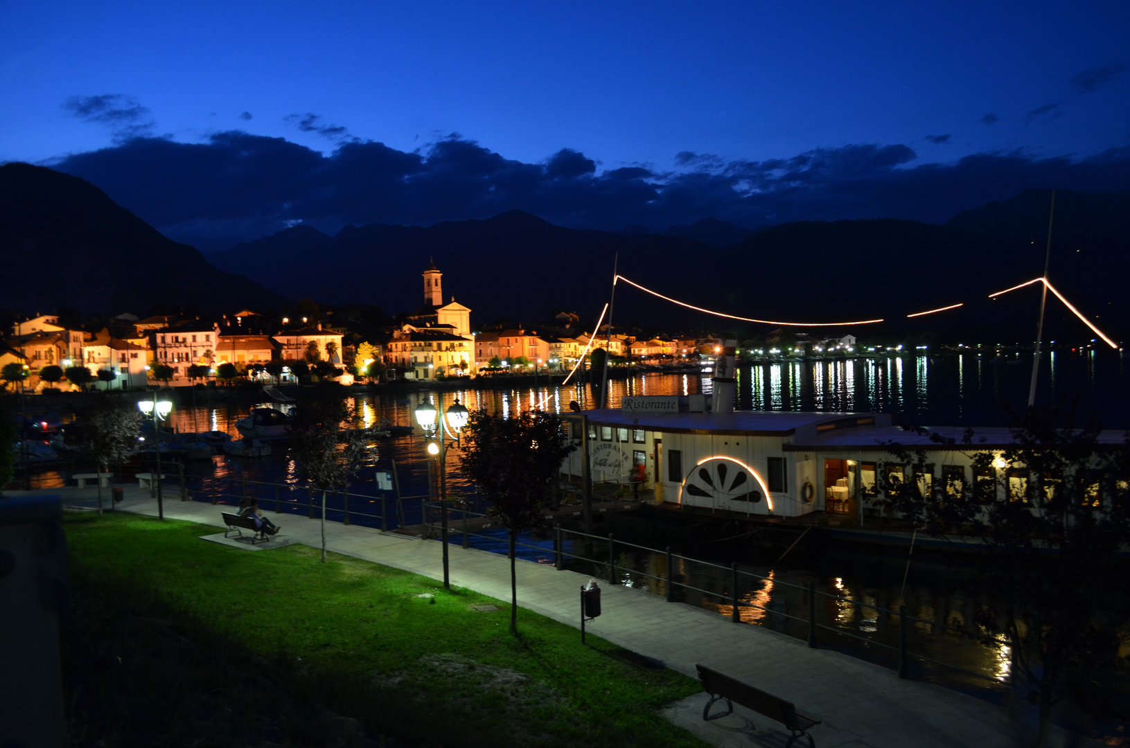 Verbania bei Nacht