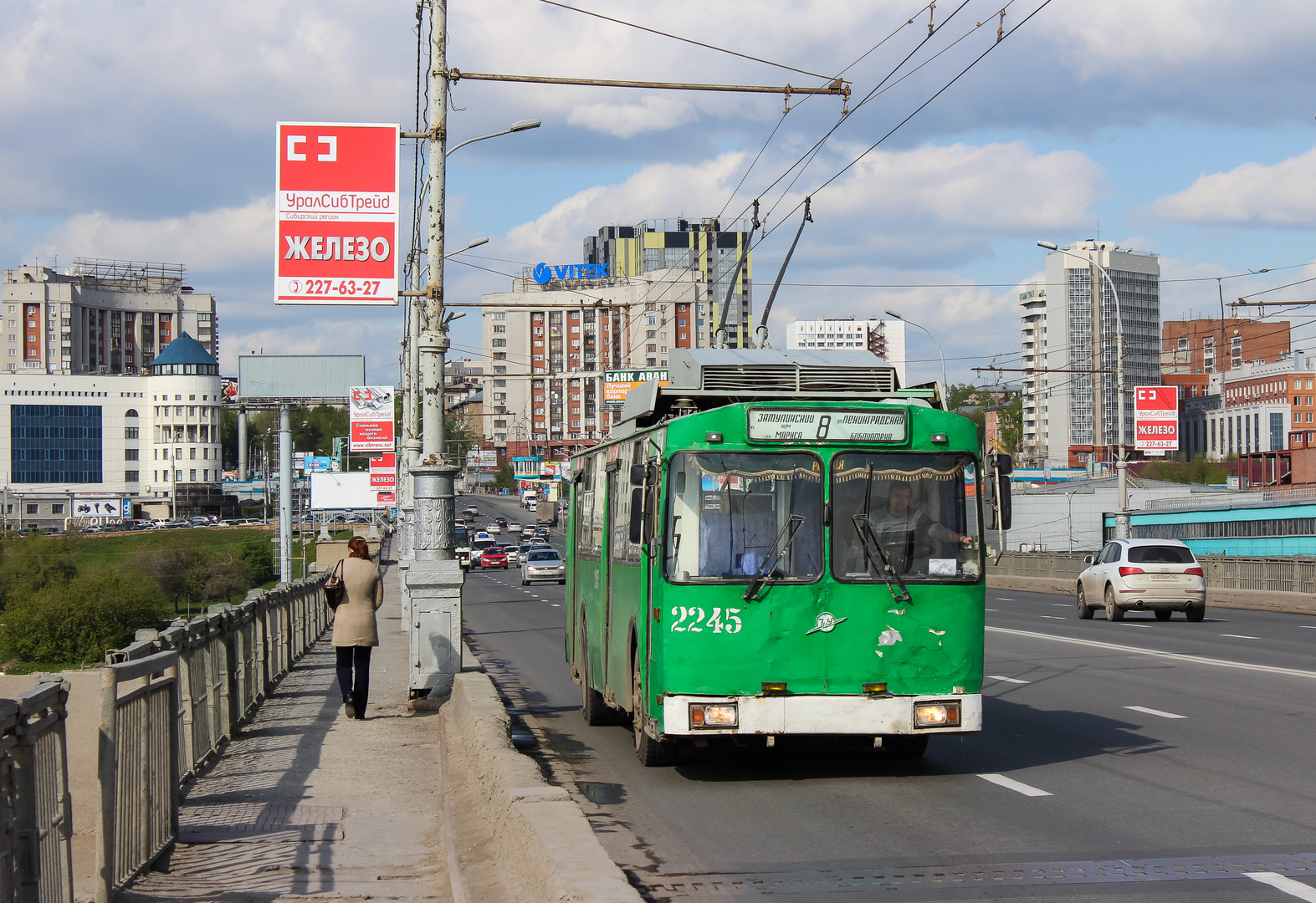 Verbeulter Bus und Metro-Brücke