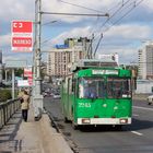 Verbeulter Bus und Metro-Brücke