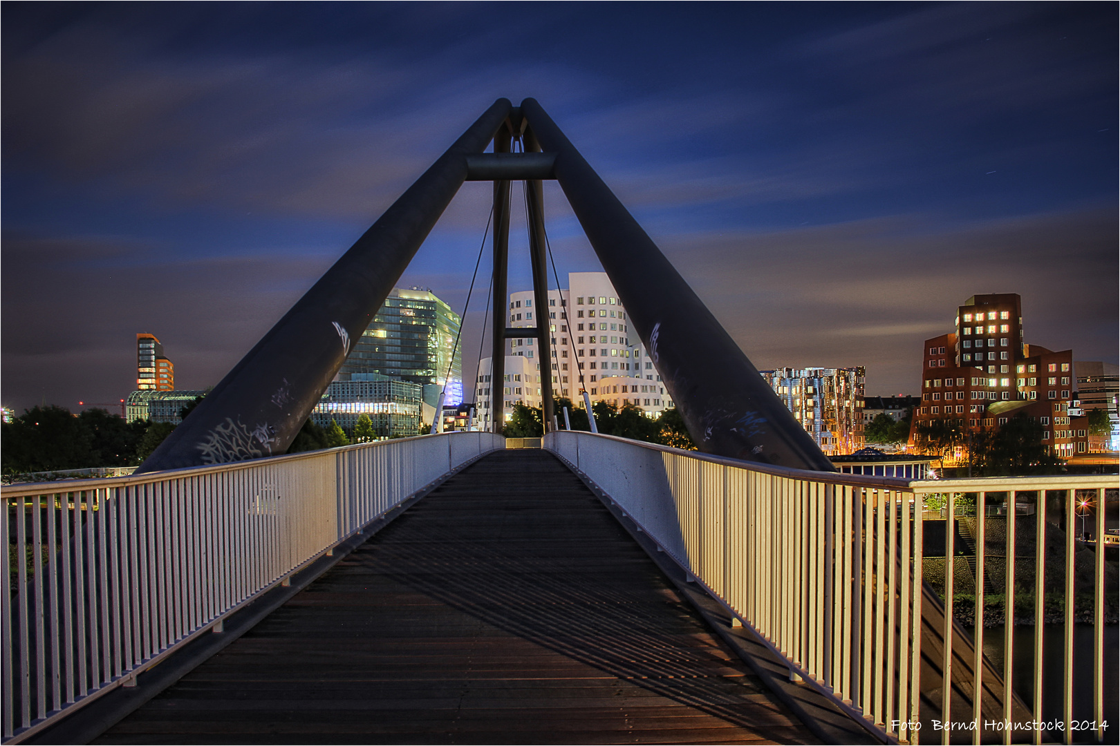 Verbindungsbrücke zum Medienhafen ....