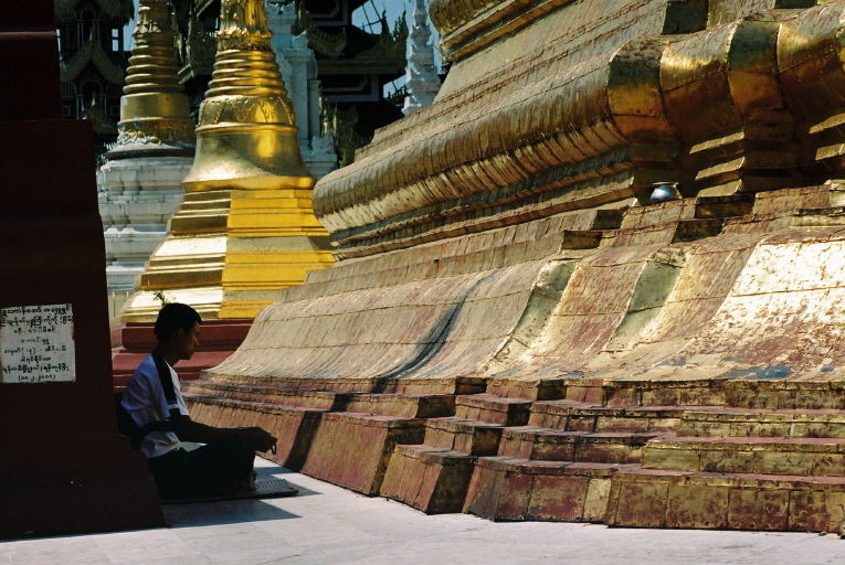 "verbotene" Pfade an der ShwedagonPagode, Myanmar