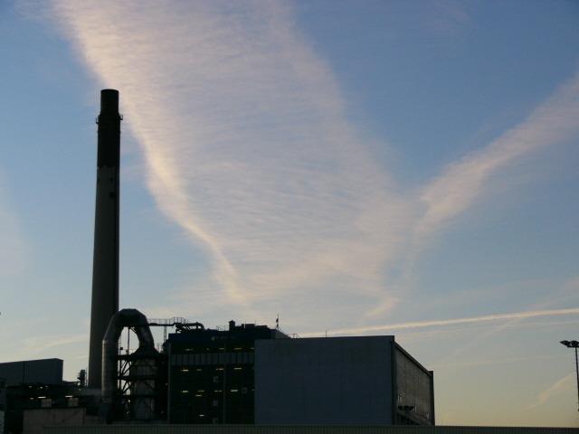 Verbrennungsanlage mit Wolkenschleier