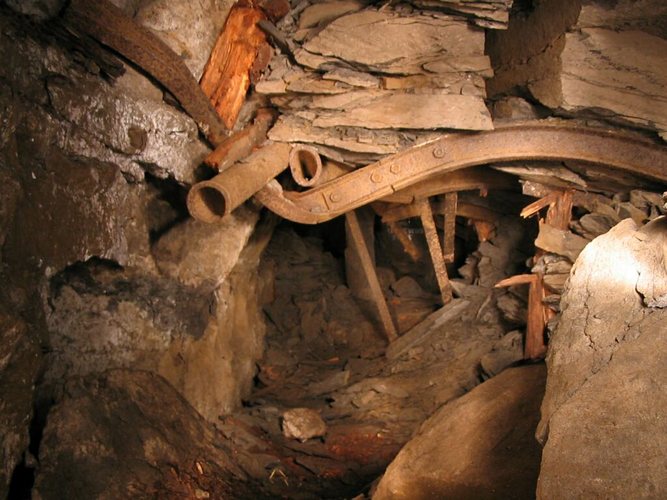 Verbrochene Strecke im alten Stollen