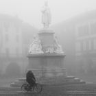 Vercelli, nebbia in piazza Cavour