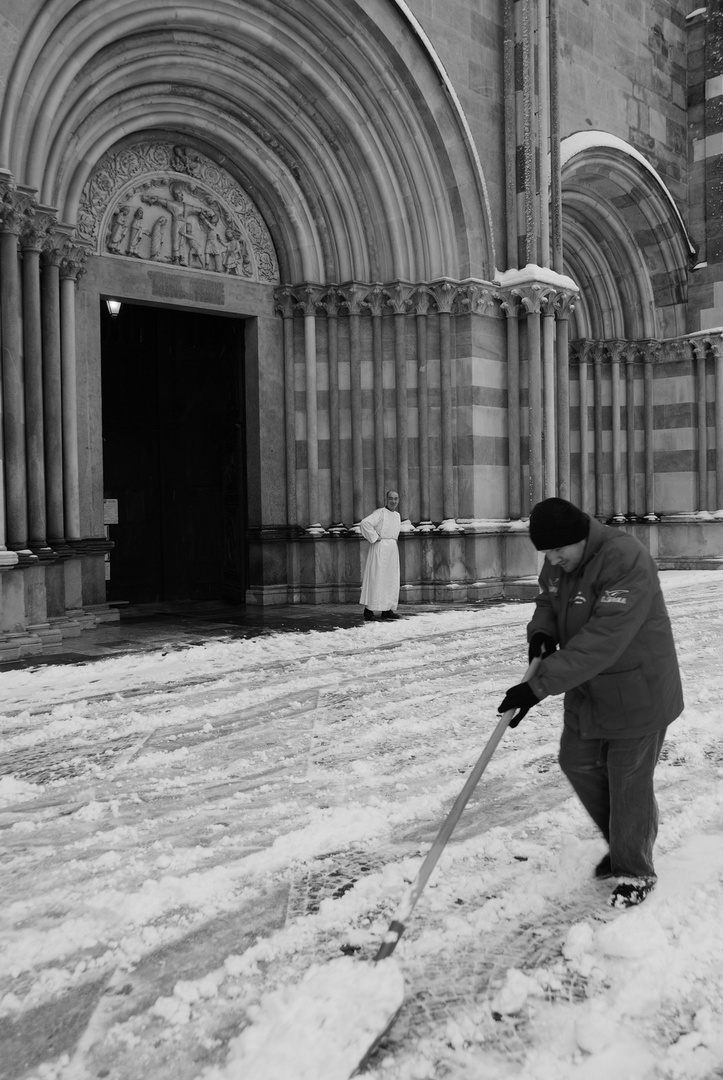 Vercelli, nevicata davanti al Sant'Andrea