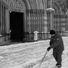 Vercelli, nevicata davanti al Sant'Andrea