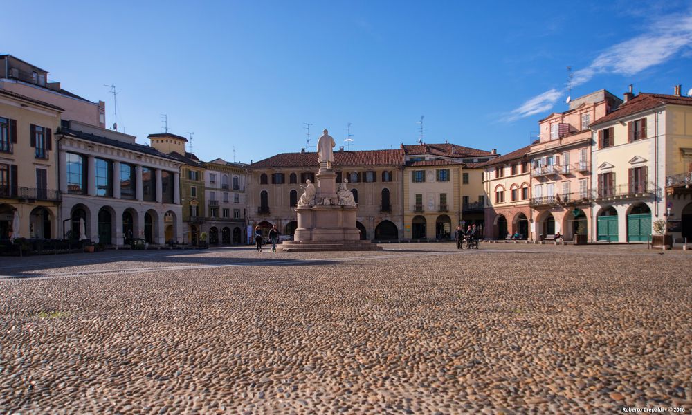 Vercelli, Piazza Cavour