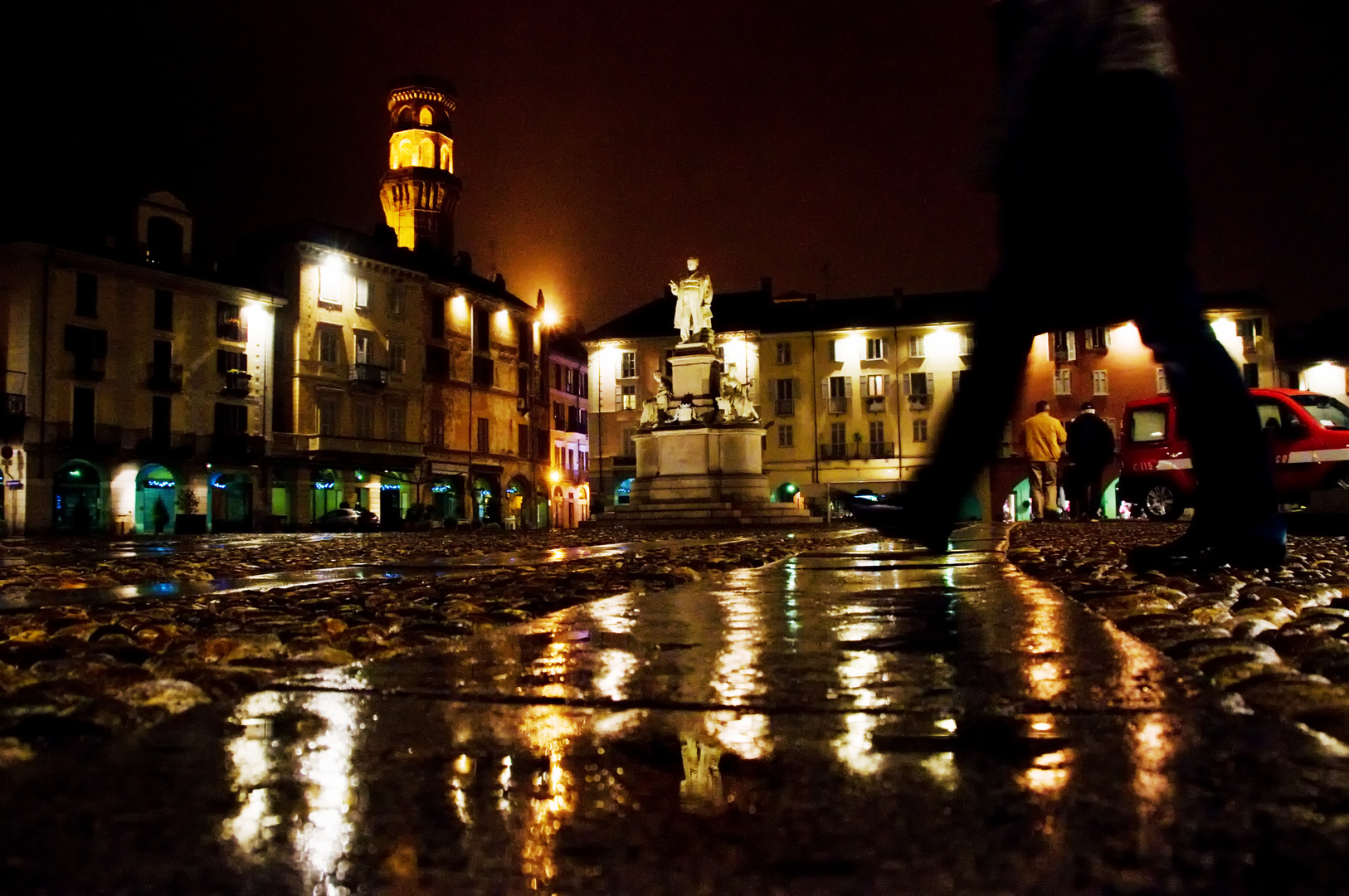 Vercelli, piazza Cavour in una notte di pioggia.