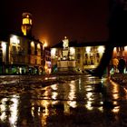 Vercelli, piazza Cavour in una notte di pioggia.