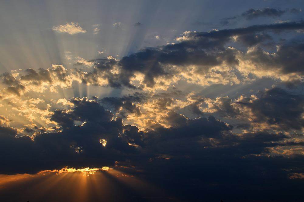 verdeckte Sonne grüßt am frühen Morgen