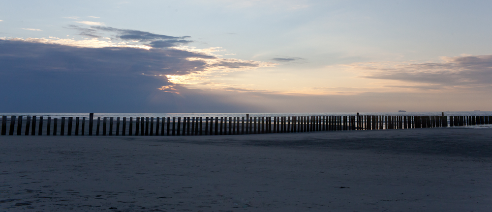 Verdeckter Sonnenuntergang an der Nordsee