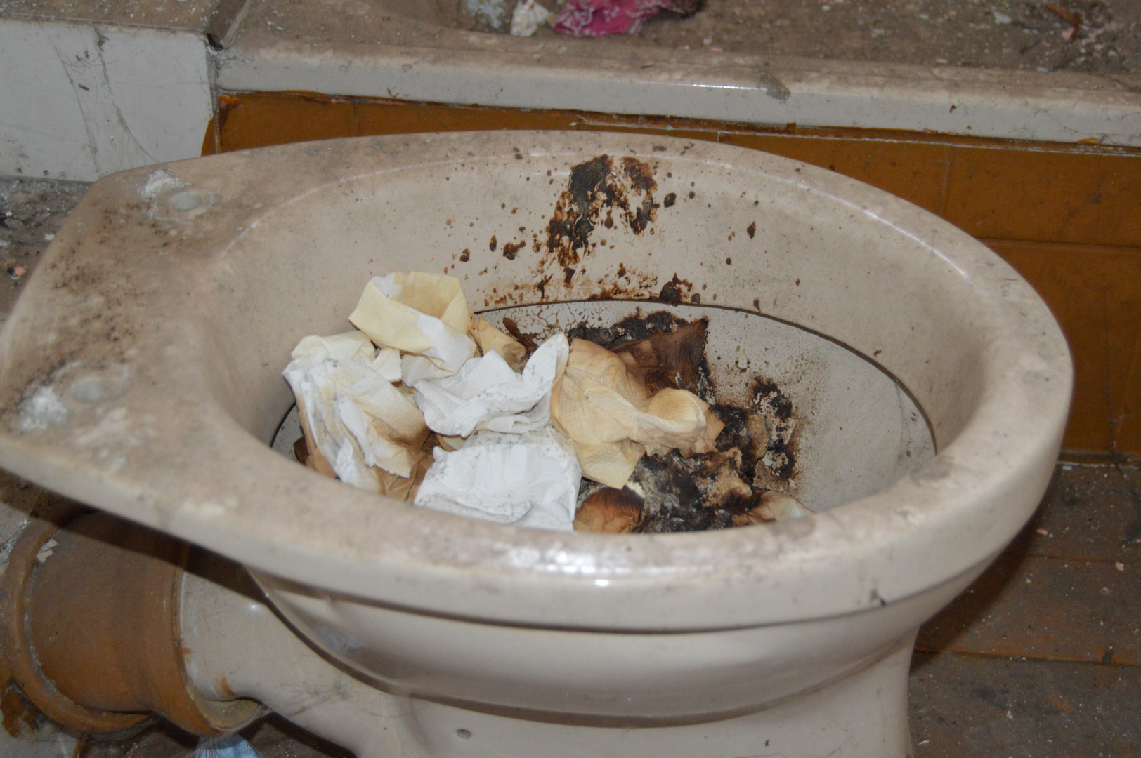 Verdreckte Toilette in einem verfallenen Wohnhaus