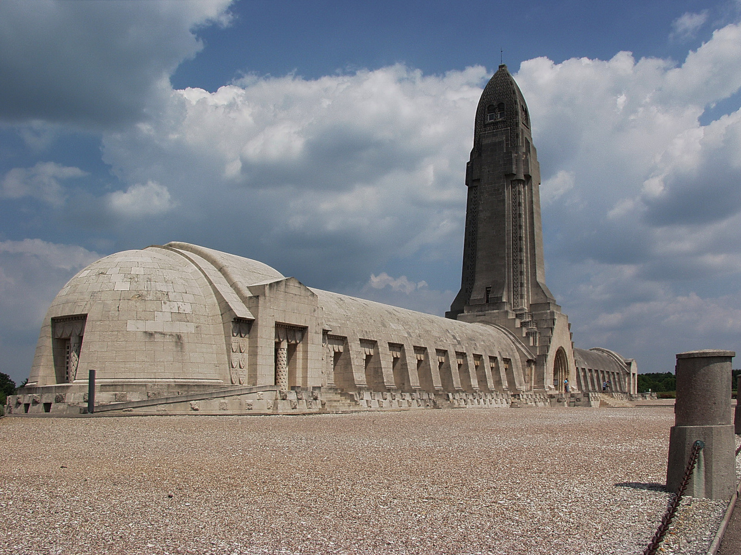 Verdun --- Das Beinhaus von Duoaumont ---