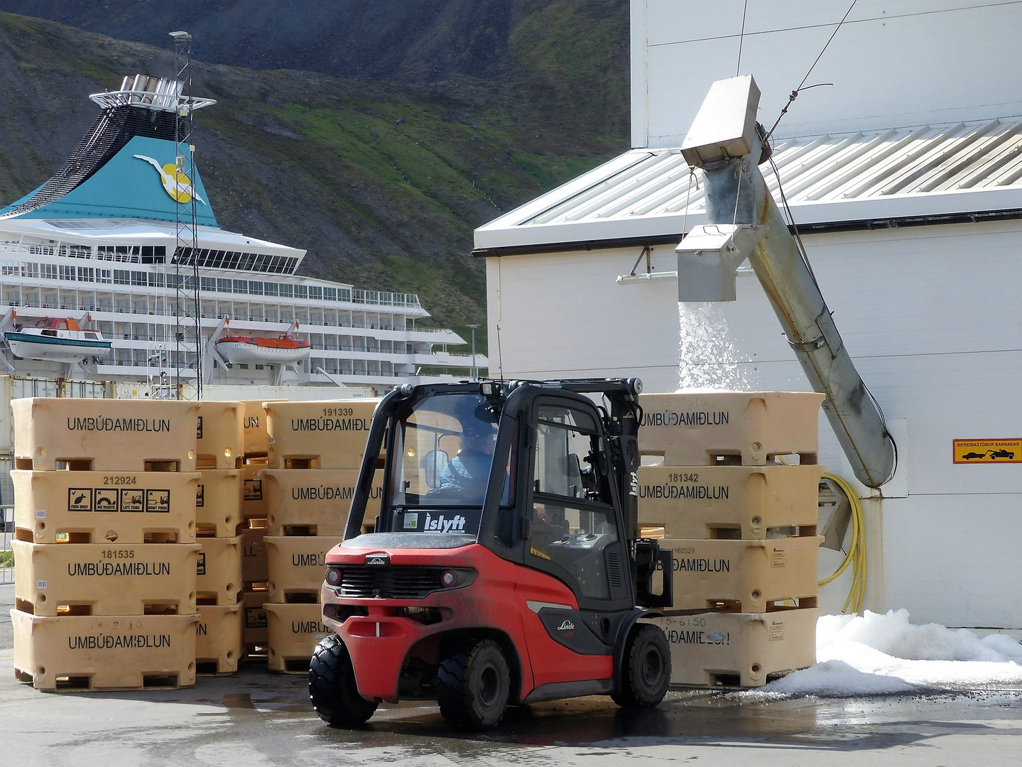 Vereist. im Hafen von Ísafjörður (Eisfjord). Island 2023