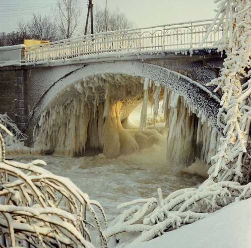 Vereiste Brücke am Wehr in M. Buchholz