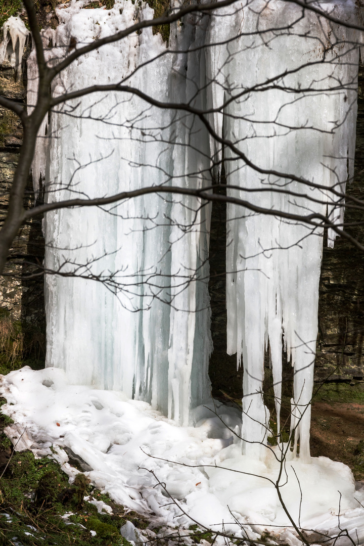 Vereister 15m hoher Wasserfall