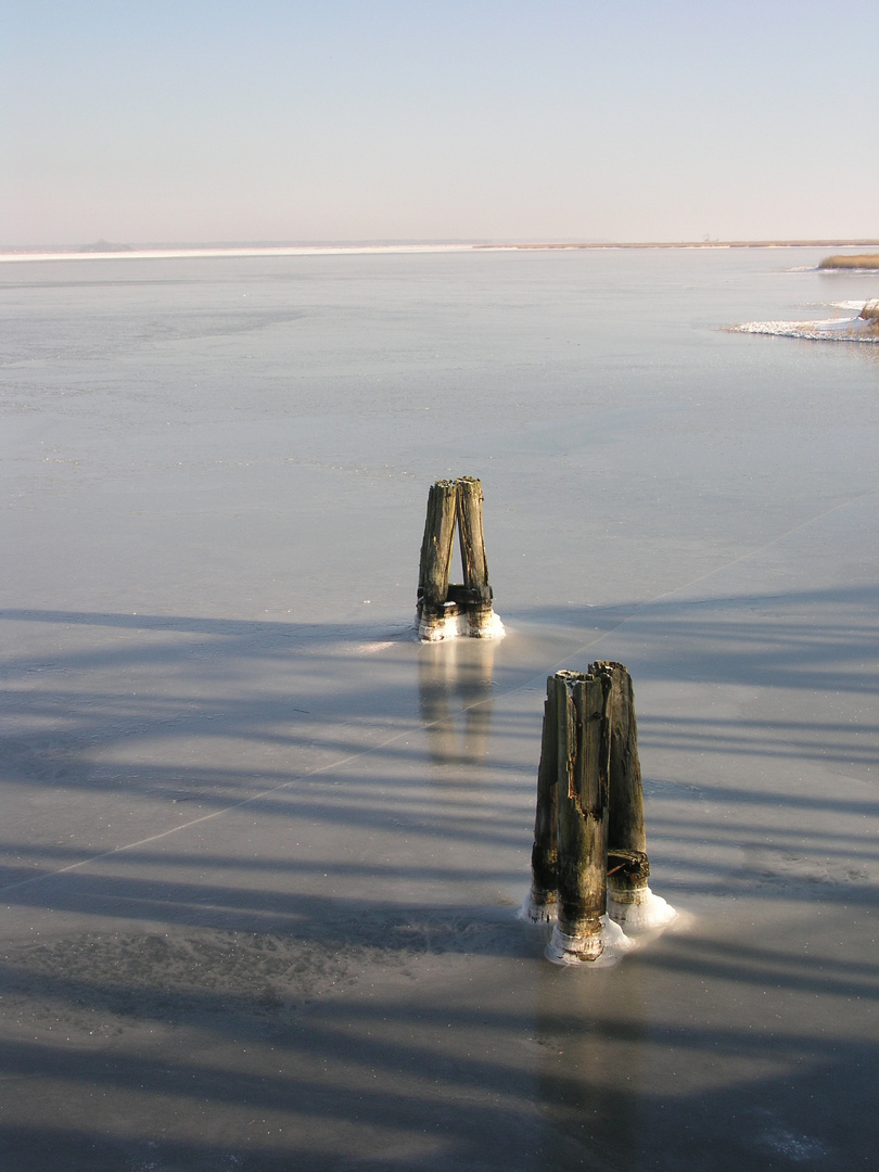 Vereister Barther Bodden mit Blick auf Zingst