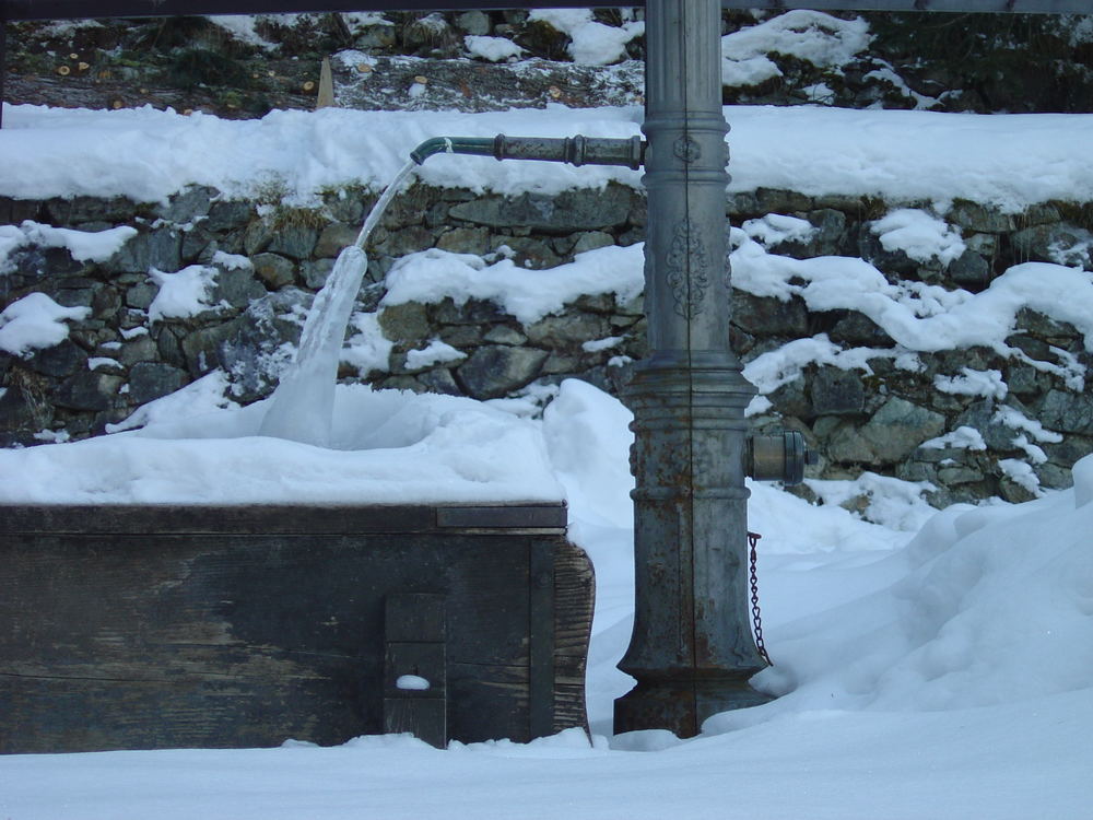 Vereister Brunnen in Scuol