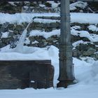 Vereister Brunnen in Scuol