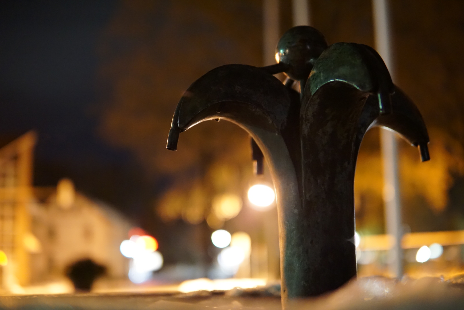 Vereister Brunnen vor dem Rathaus