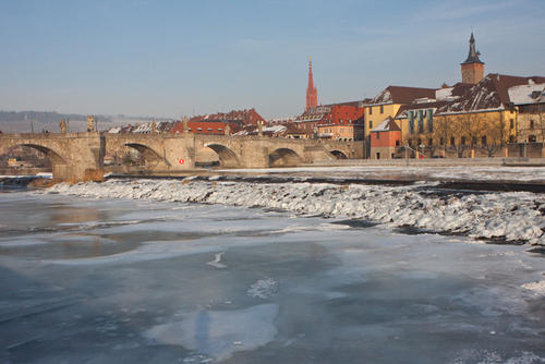 vereister Main an der alten Mainbrücke