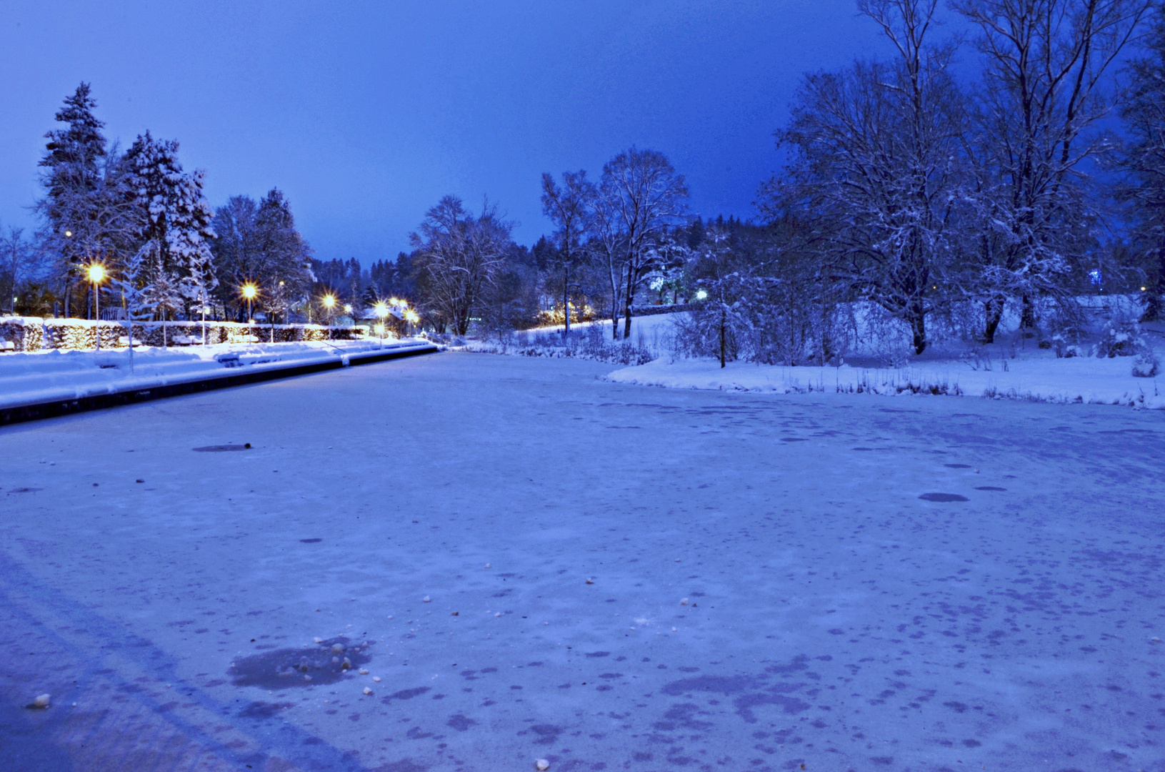 vereister See bei Nacht