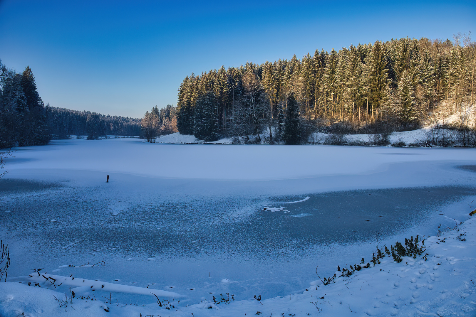 Vereister Stausee