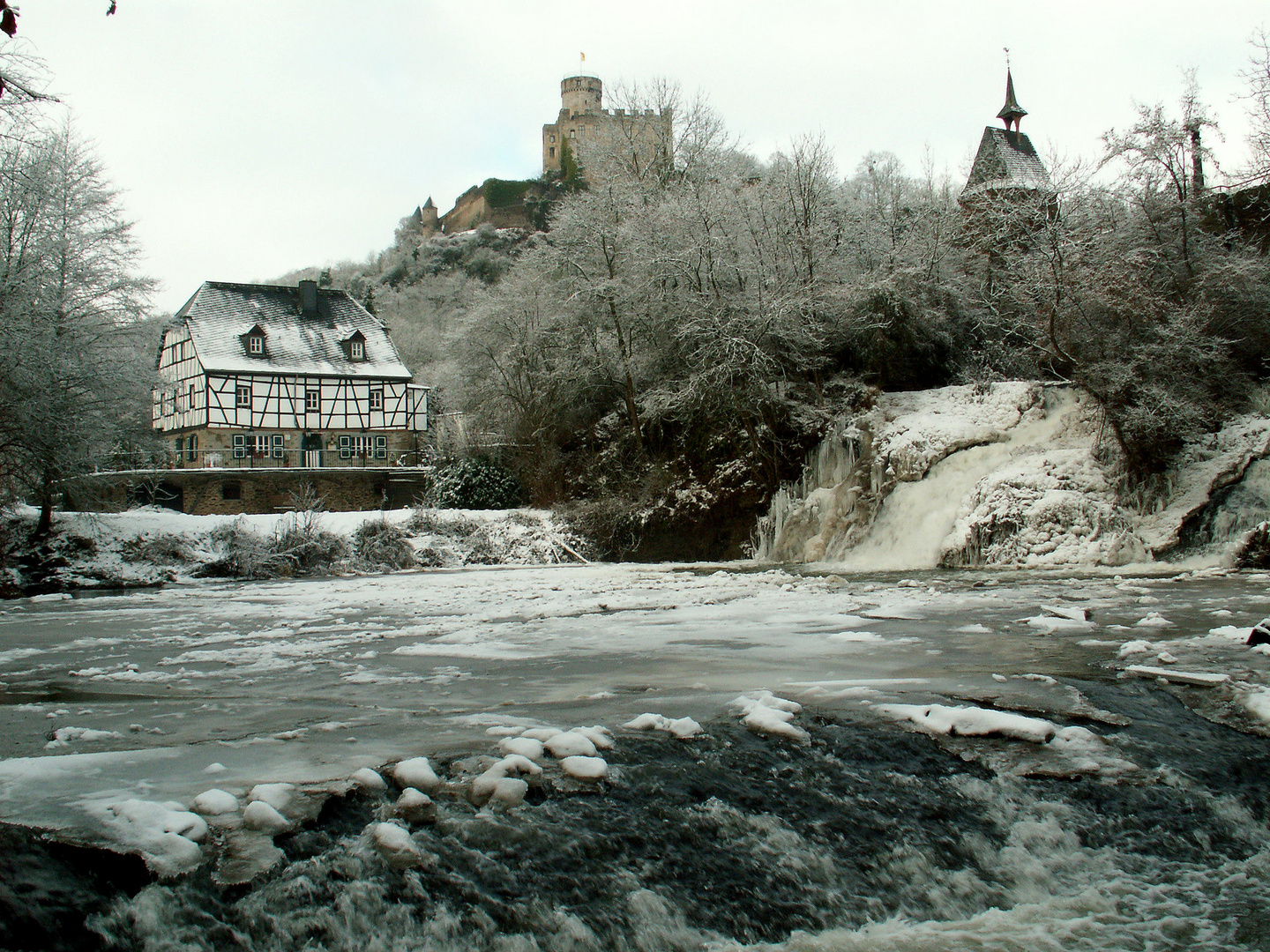 Vereister Wasserfall des Eltzbaches