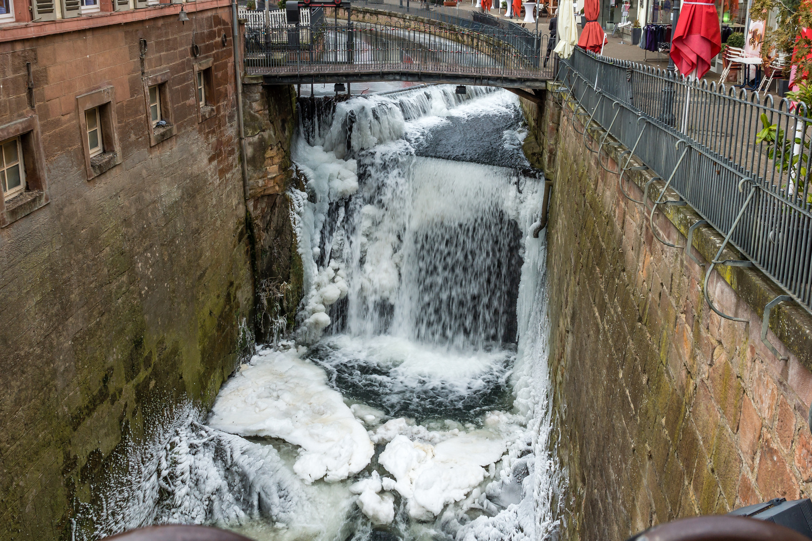 Vereister Wasserfall in Saarburg