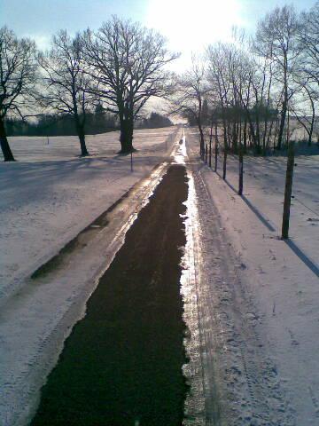 Vereister Weg am Hohen Peißenberg/Oberbayern im Winter