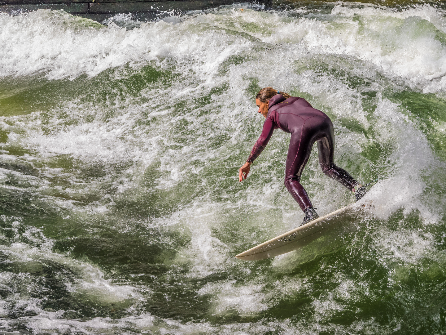 Verena in der Eisbachwelle