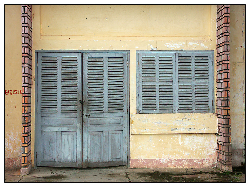 Verfall in Pastell - Kampot, Kambodscha