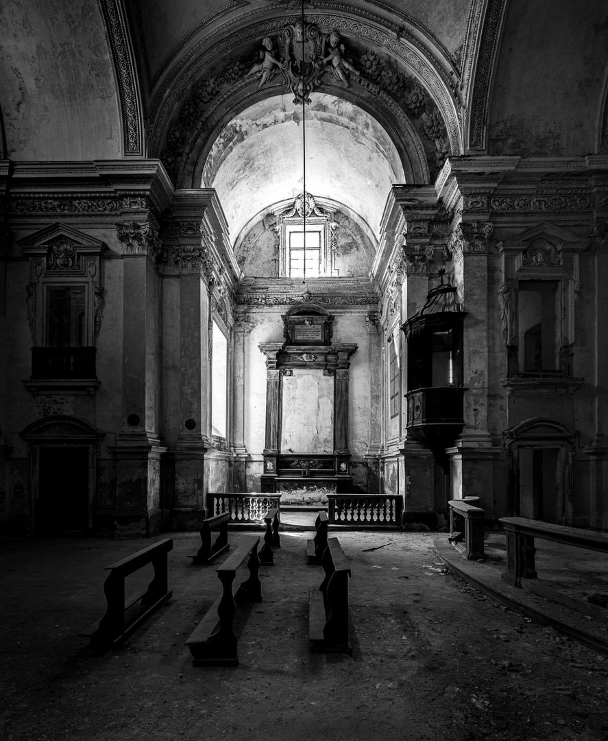 Verfallende Kirche neben einem abgeschiedenen Sanatorium im Süden