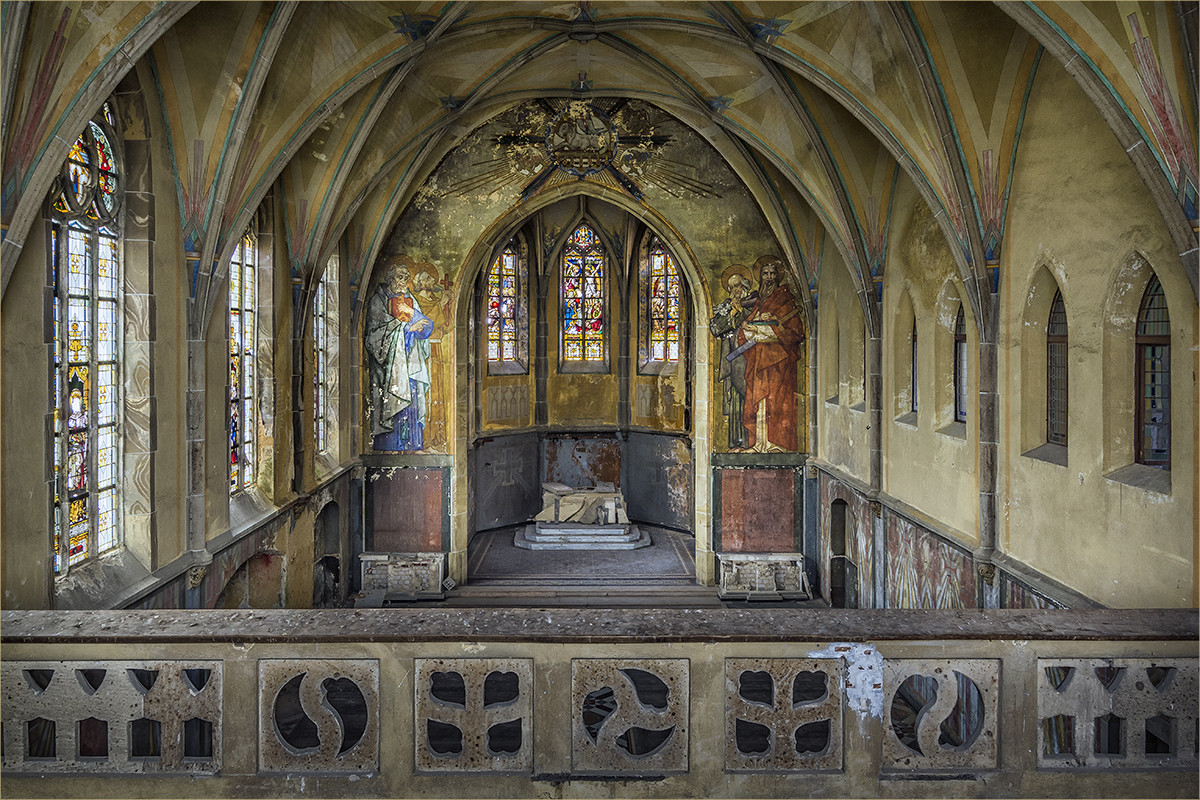 verfallende klosterkirche st josef in hostert