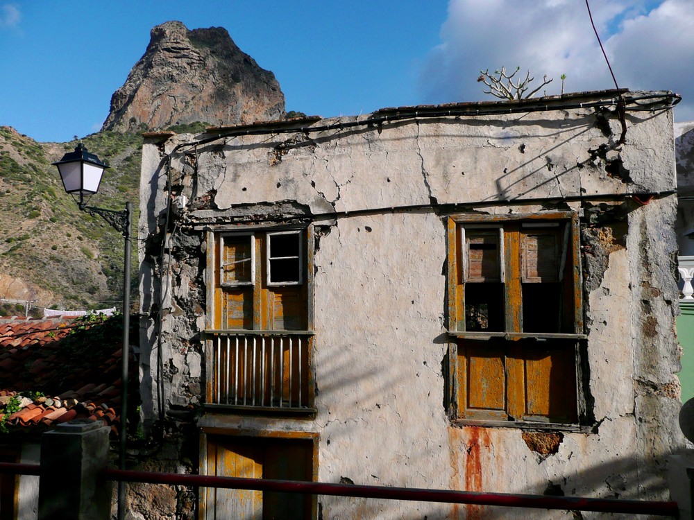 Verfallende Pracht in Valle Hermosa - dahinter Roque Cano