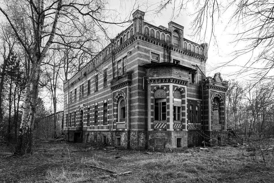 Verfallende Villa im maurischen Stil aus dem 19. Jahrhundert in einem Waldgebiet im Großraum Berlin