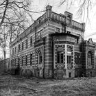 Verfallende Villa im maurischen Stil aus dem 19. Jahrhundert in einem Waldgebiet im Großraum Berlin