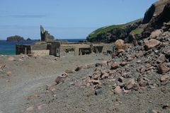 Verfallene wissenschafliche Station auf White Island, Neuseeland