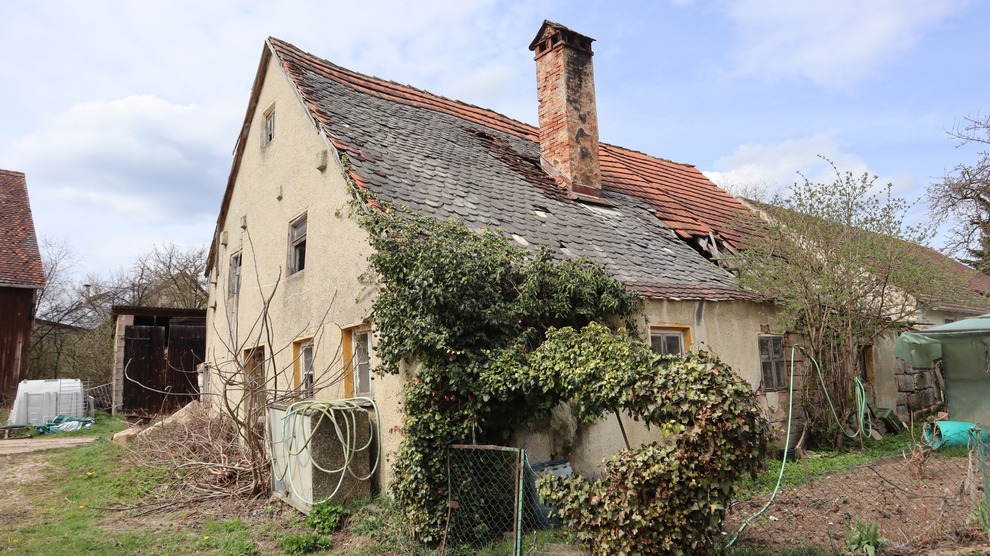 Verfallenes Bauernhaus in Grauwinkl