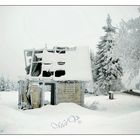 verfallenes Haus am Straßenrand