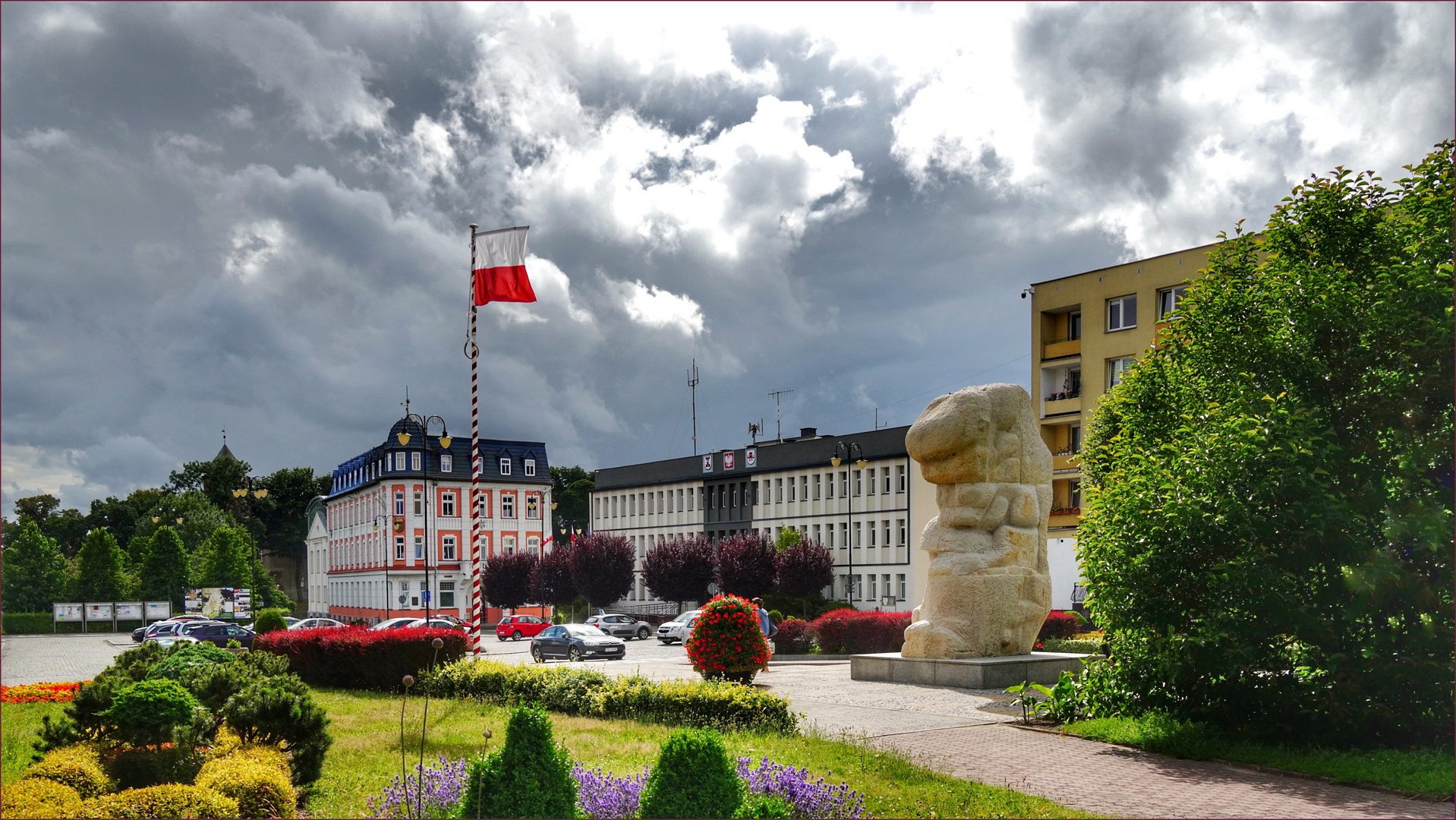 Verfassungsplatz, Verwaltung und Denkmal