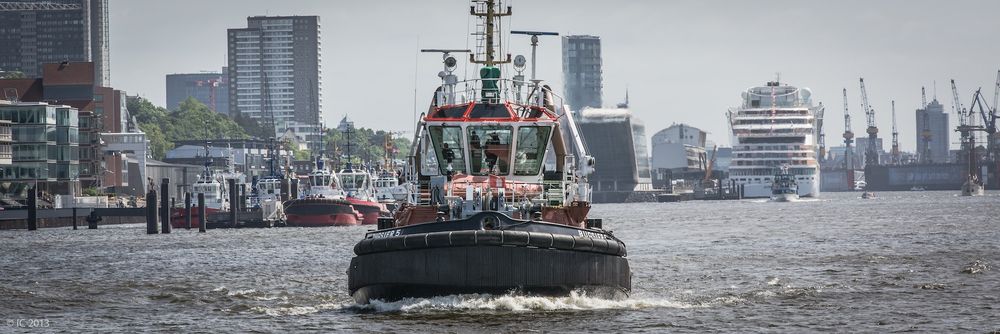 Verfolgung - Bugsier Hafenschlepper in Hamburg