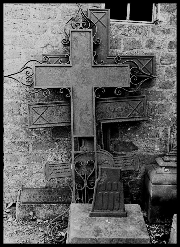 Vergessen......alte Grabkreuze  an der Kirche in Resterhafe.......
