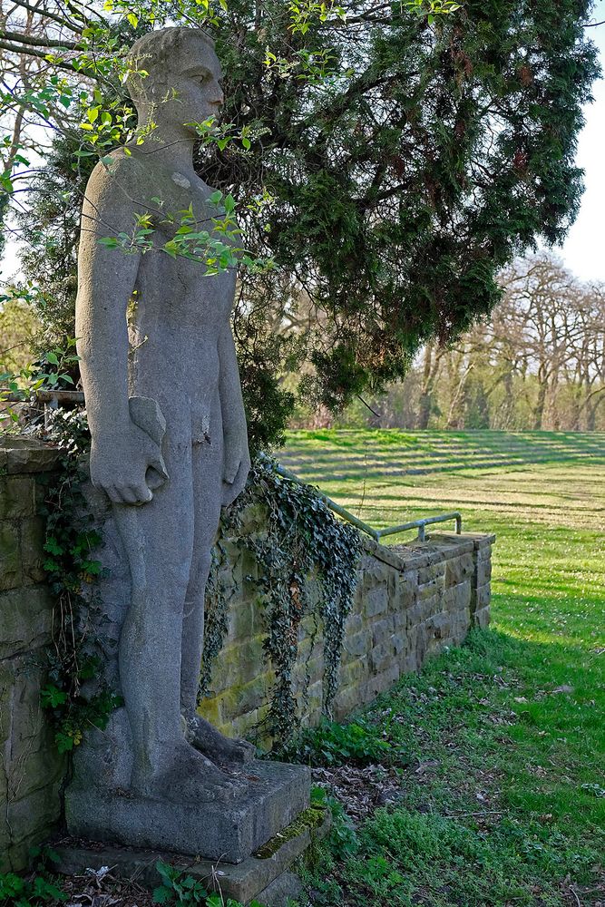 Vergessene arische Beton-Skulptur auf alter Sportanlage?