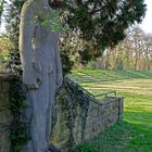 Vergessene arische Beton-Skulptur auf alter Sportanlage?