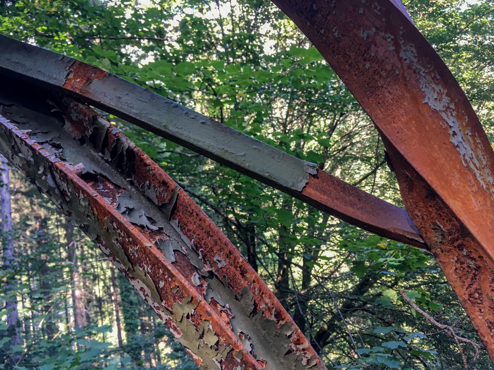 vergessene Träger im Wald